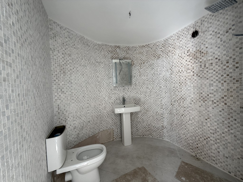 Lot: 61 - PARTIALLY COMPLETED DETACHED VERSATILE HOME - En-suite shower room